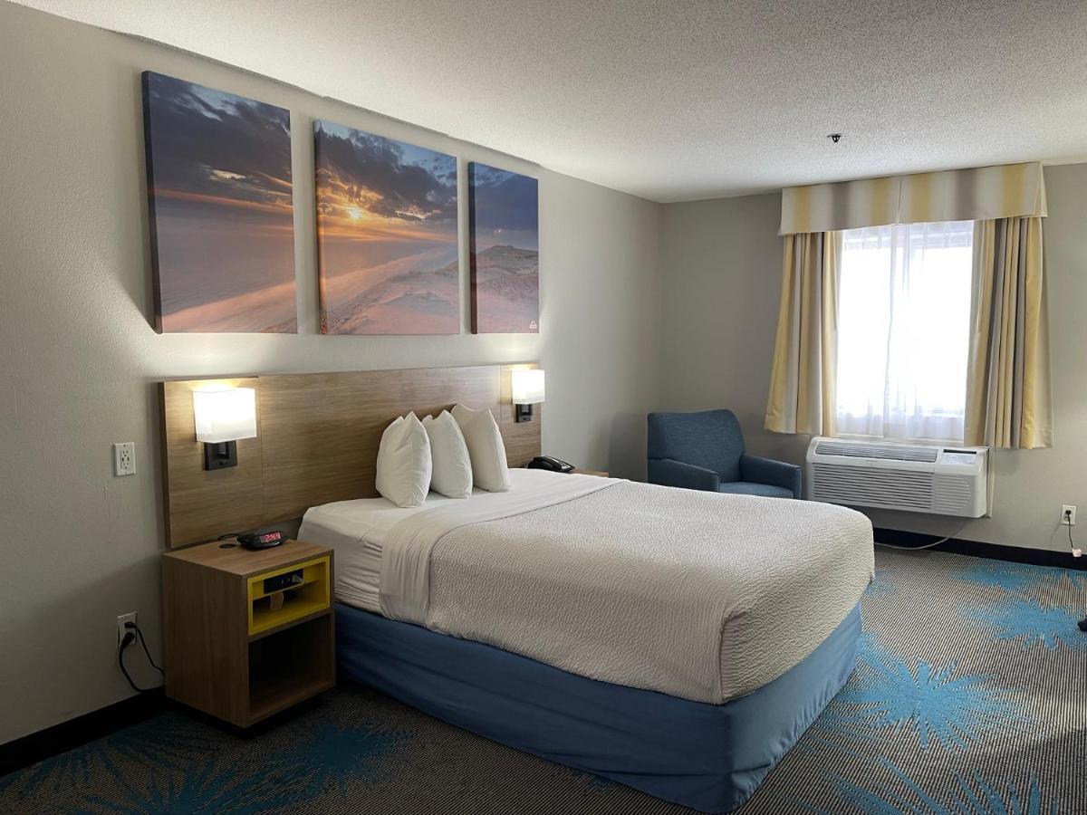 Days Inn By Wyndham Colby Dış mekan fotoğraf