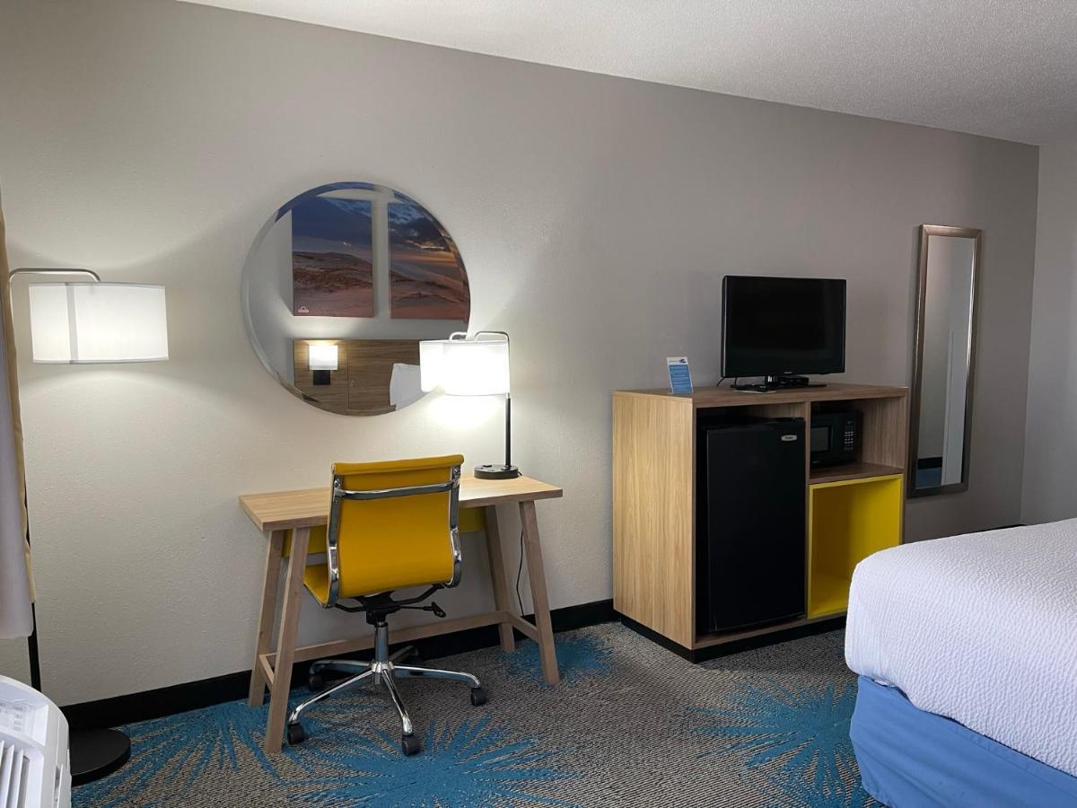 Days Inn By Wyndham Colby Dış mekan fotoğraf