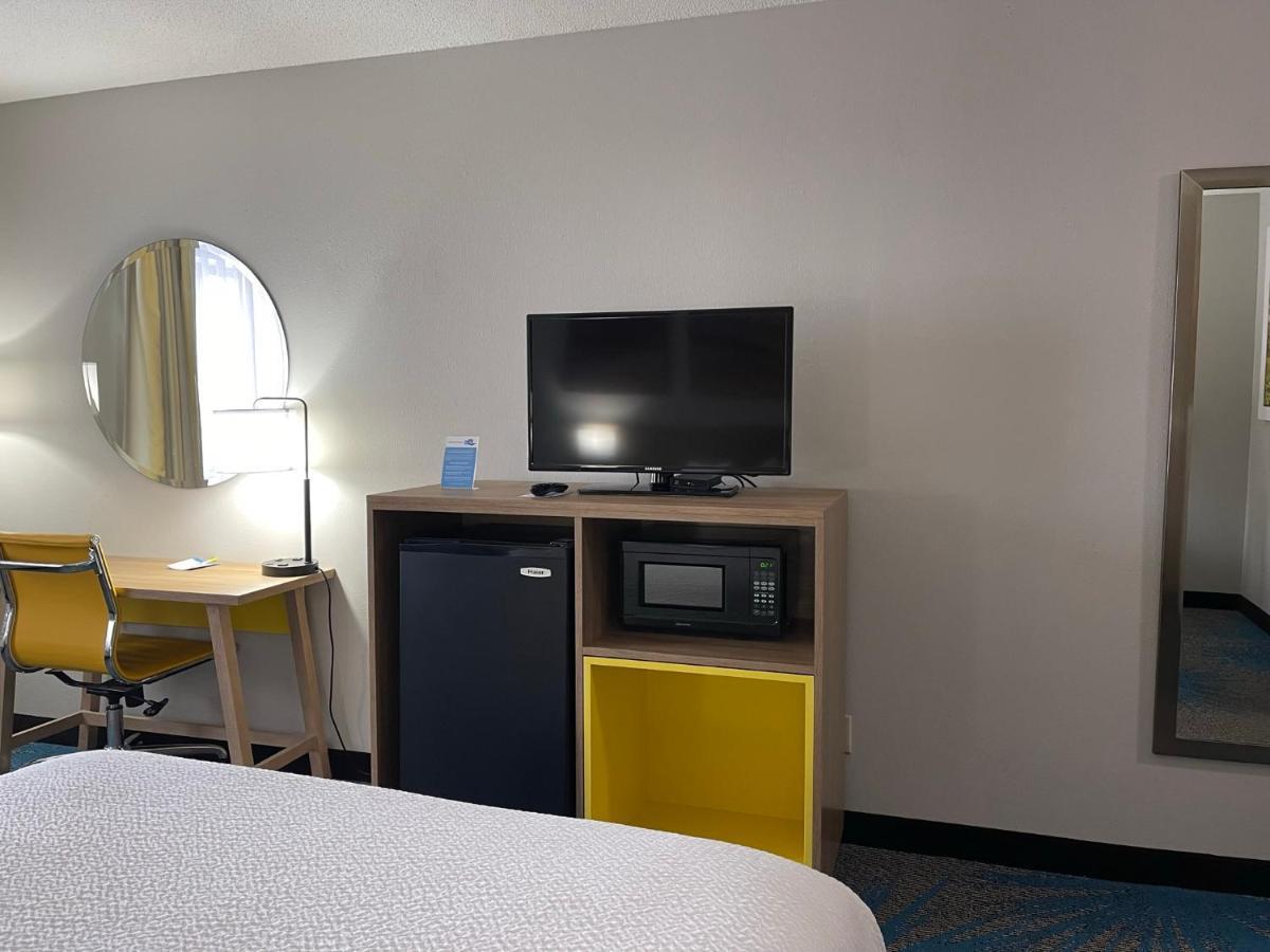 Days Inn By Wyndham Colby Dış mekan fotoğraf