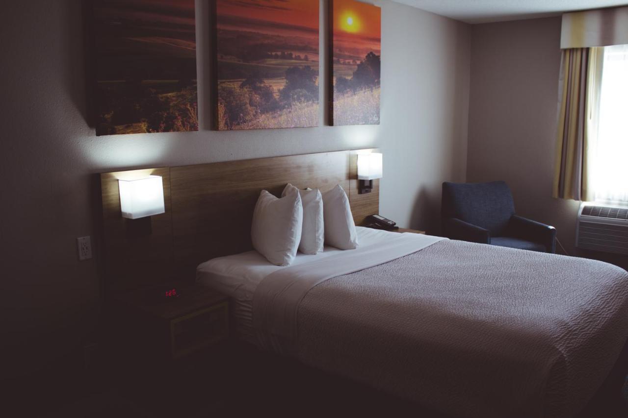Days Inn By Wyndham Colby Dış mekan fotoğraf