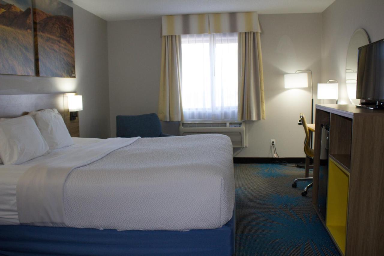 Days Inn By Wyndham Colby Dış mekan fotoğraf