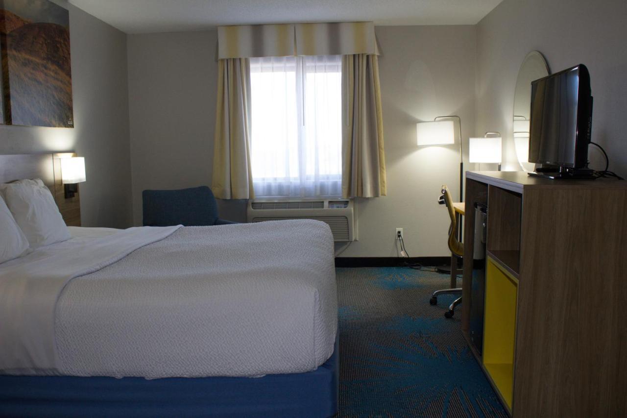 Days Inn By Wyndham Colby Dış mekan fotoğraf