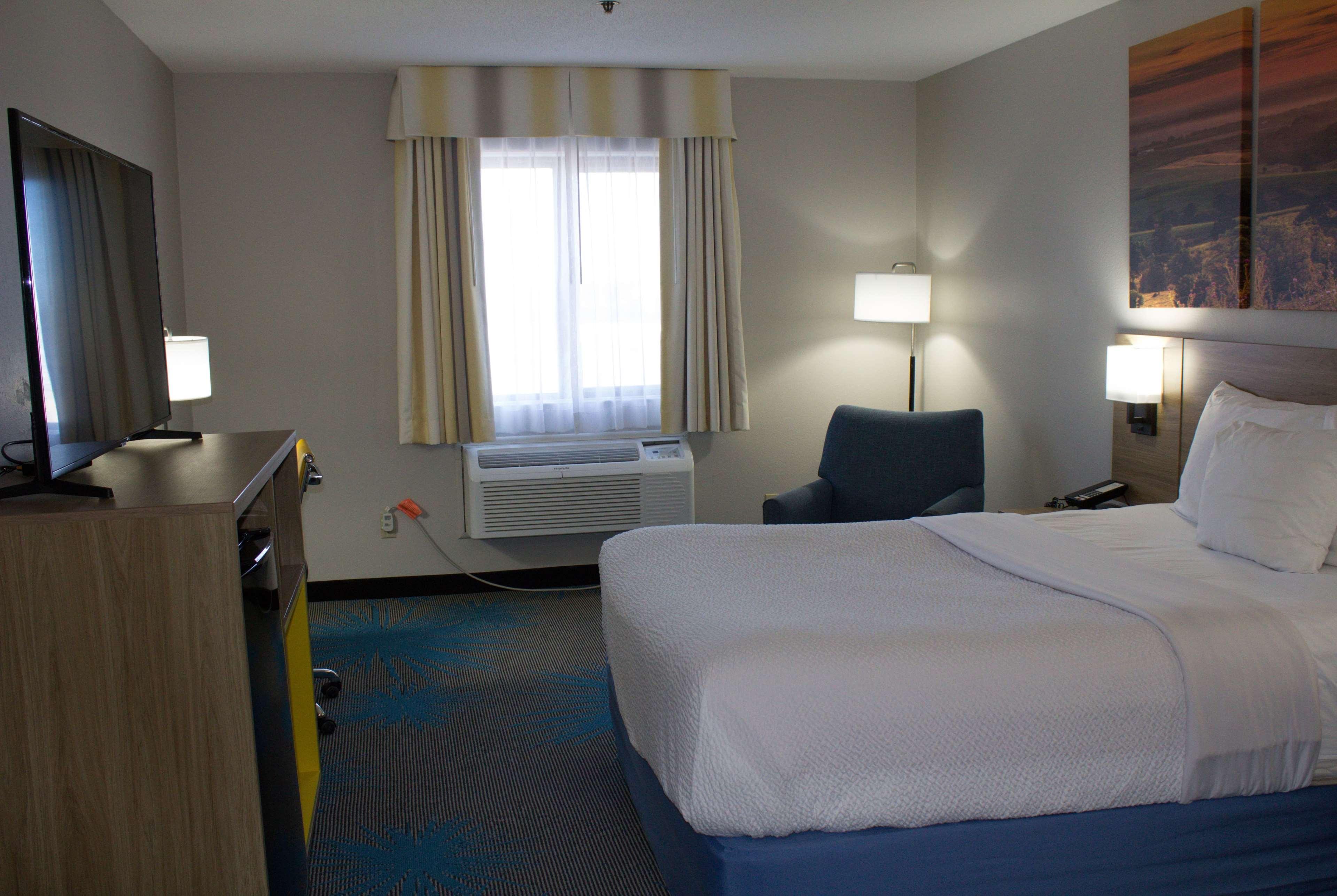 Days Inn By Wyndham Colby Dış mekan fotoğraf