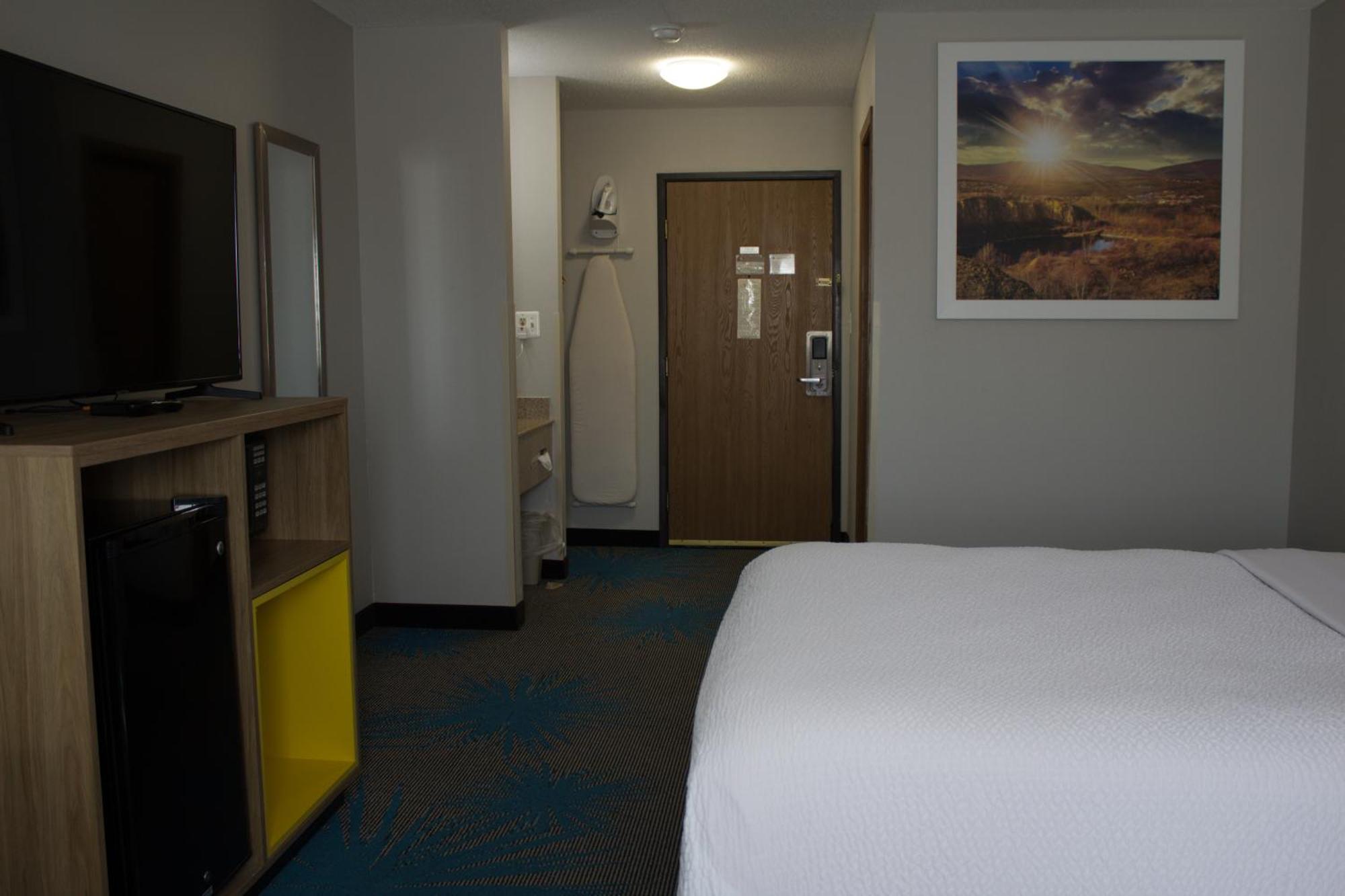 Days Inn By Wyndham Colby Dış mekan fotoğraf