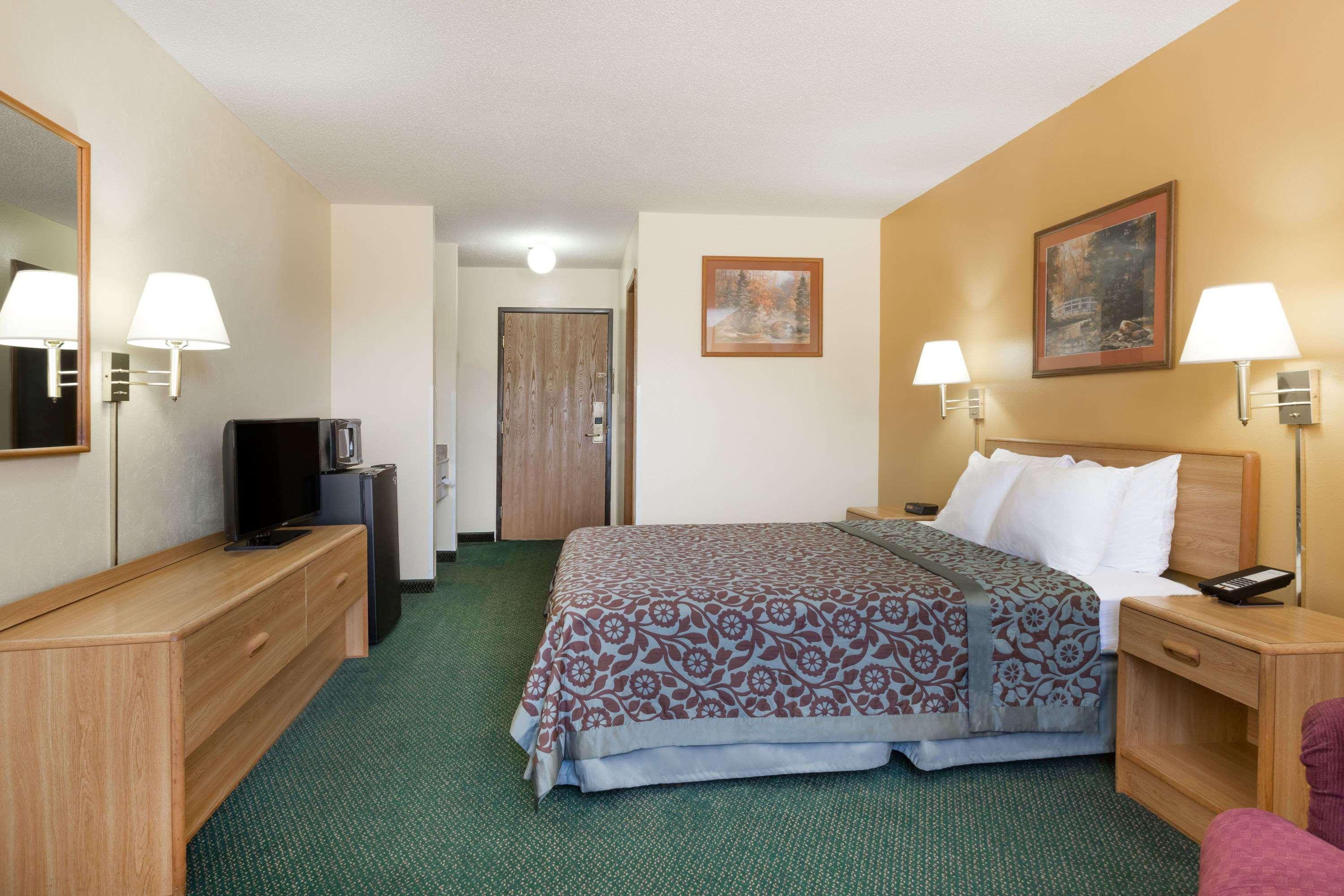 Days Inn By Wyndham Colby Dış mekan fotoğraf