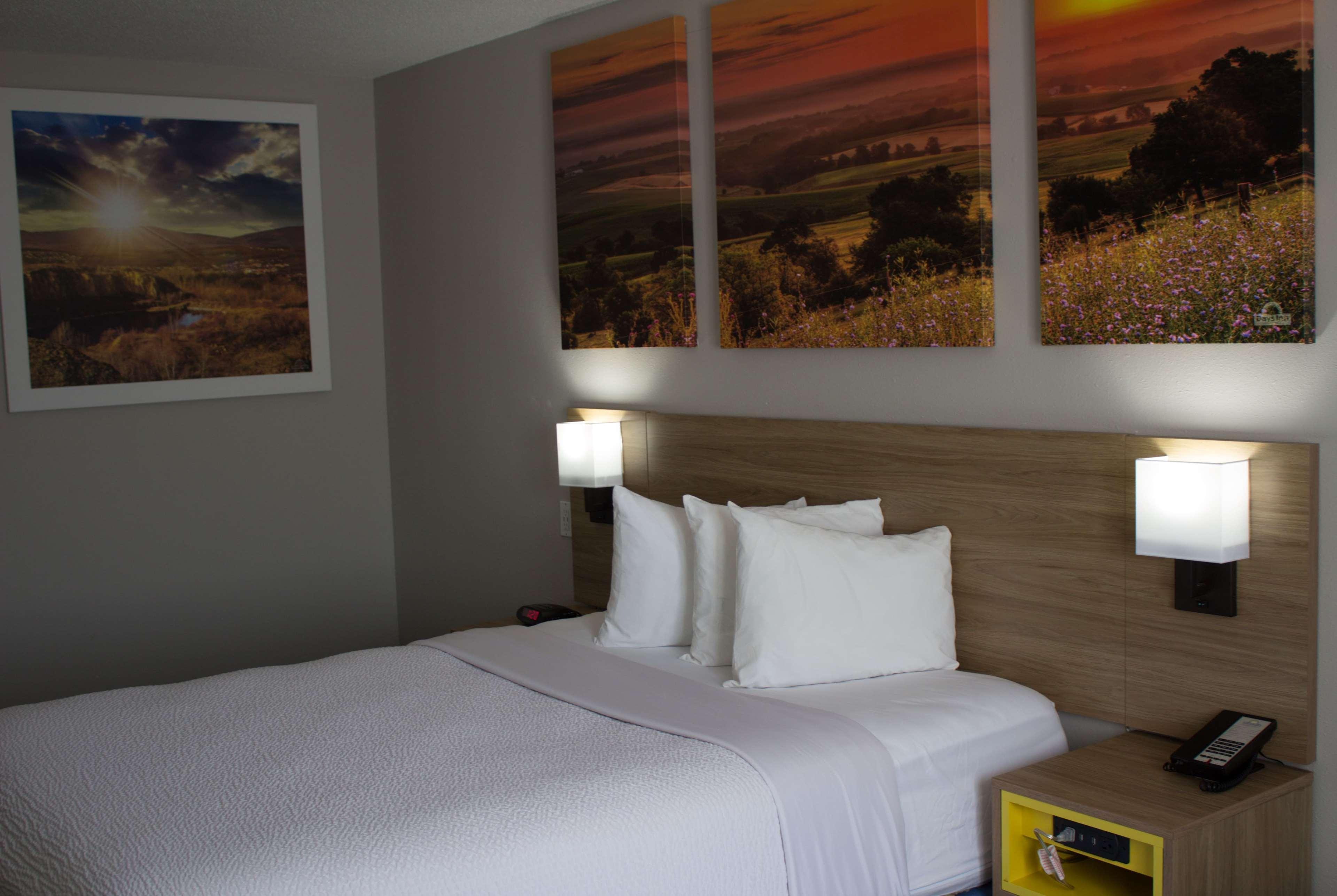 Days Inn By Wyndham Colby Dış mekan fotoğraf