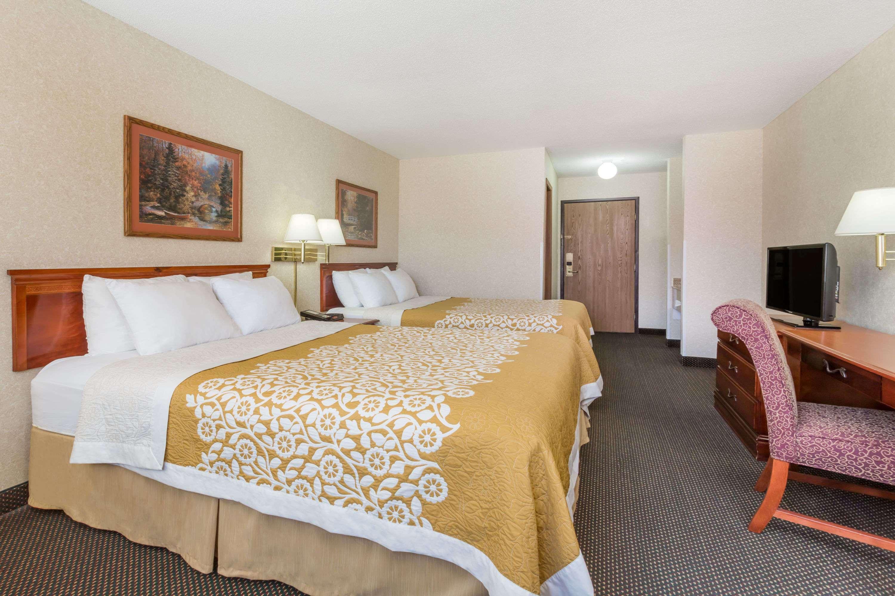 Days Inn By Wyndham Colby Dış mekan fotoğraf